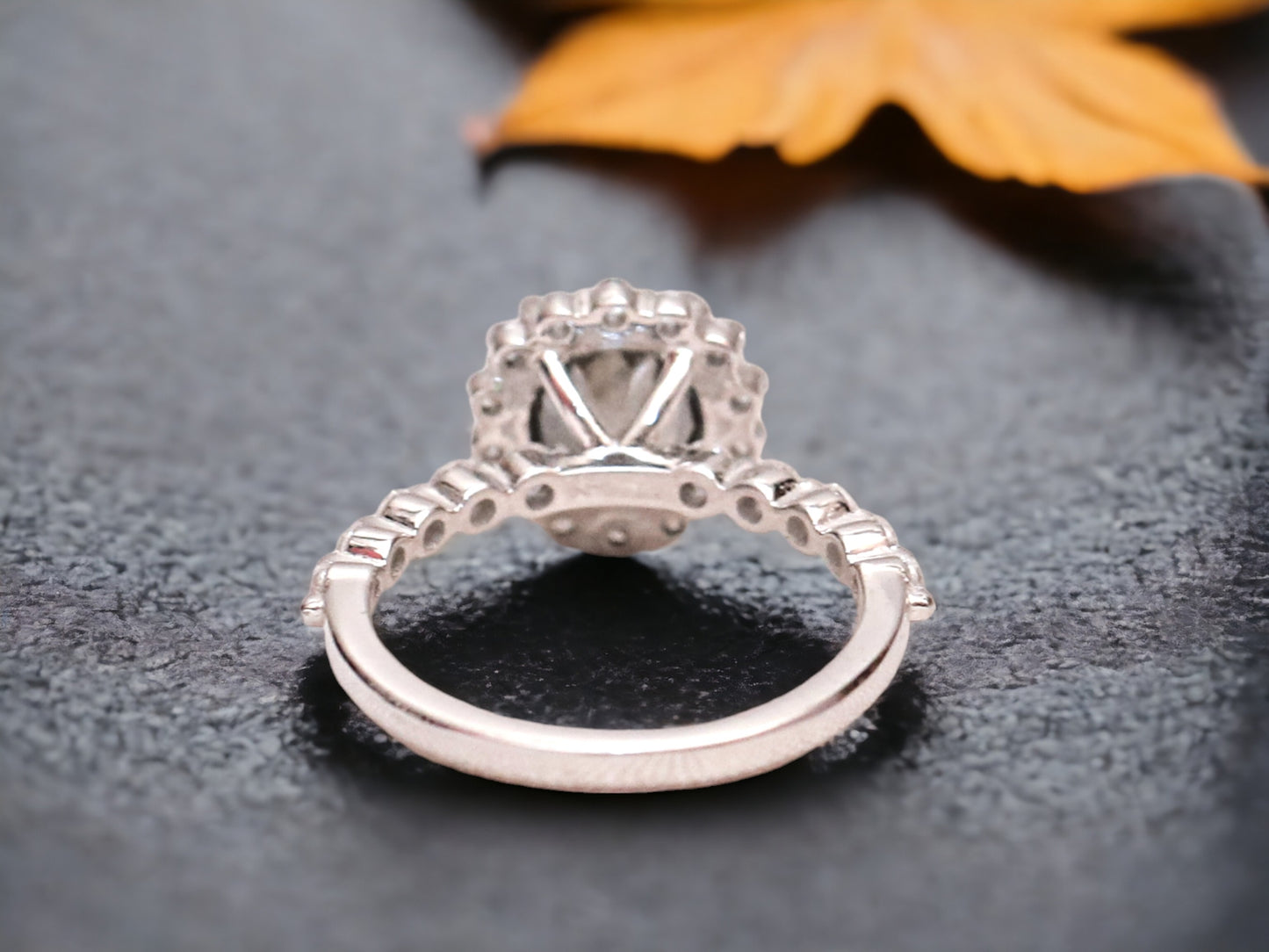 Jubili Round Diamond Ring – Classic Brilliant Cut Engagement Ring in Fine Gold