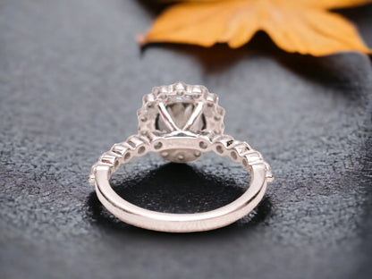 Jubili Round Diamond Ring – Classic Brilliant Cut Engagement Ring in Fine Gold