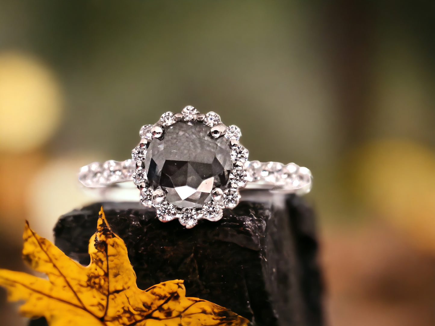 Jubili Round Diamond Ring – Classic Brilliant Cut Engagement Ring in Fine Gold