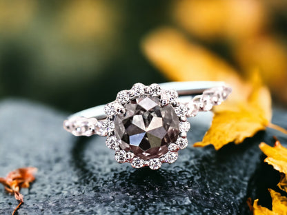 Jubili Round Diamond Ring – Classic Brilliant Cut Engagement Ring in Fine Gold