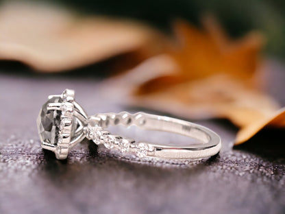 Jubili Round Diamond Ring – Classic Brilliant Cut Engagement Ring in Fine Gold