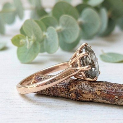 Portuguese Diamond Ring with Intricate Gold Filigree Design